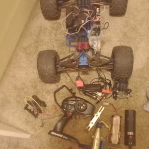 Traxxas Revo 3.3 racing truck